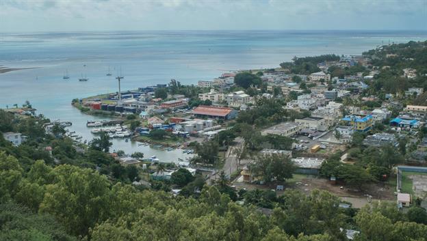 Der zweite Aussichtspunkt befindet sich rechts von Port Mathurin, bei einem Kreuz auf der Anhöhe. Man kann es vom Hafen aus sehen.